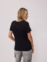 Remera de algodón de corte regular, con cuello redondo y mangas cortas, en color rosado.