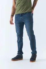 Jean de hombre de calce regular, color celeste.