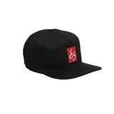 Gorro negro de skate marca éS, modelo Patch Snapback. Tiene visera plana, logo de la marca bordado en un parche rojo en el frente y cierre ajustable snapback.