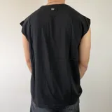 Musculosa verde militar con corte oversize, cuello redondo y sisas amplias.