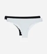 Kit de dos bombachas tipo bikini en microfibra, una blanca y una negra, ambas con encaje en los bordes. Tienen laterales medios y cintura elástica.