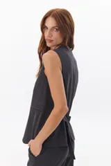 Chaleco marrón con botones, corte midi y escote en V.