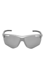 Lentes de sol deportivos tipo máscara con armazón plateado y cristales espejados plateados, de diseño envolvente y moderno.