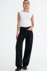 Jean de tiro medio-alto, color negro lavado, de corte recto y holgado. Presenta un gran estampado de estrella en color gris oscuro con brillo en los bolsillos traseros.