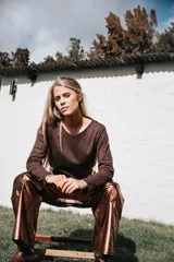 Remera de manga larga en color marrón chocolate, con cuello redondo y corte clásico.