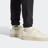 Pantalón de jogging negro Adidas de corte ceñido, confeccionado en felpa francesa. Cuenta con cintura elástica con cordón ajustable, bolsillos laterales, puños acanalados y logo del Trifolio en la pierna.