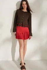 Minifalda de cuero color rojo, con diseño de volados en el ruedo.