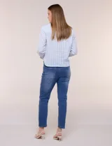 Camisa de algodón calado, con diseño a rayas en tonos celestes y blancos, cuello con solapa, cierre frontal con botones y mangas largas con puños abotonados.