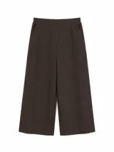 Pantalón de corte recto y tiro alto, color marrón oscuro, con cintura elástica y bolsillos laterales.