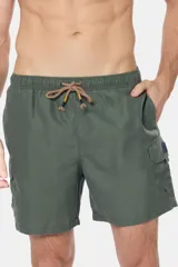 Short de baño cargo color verde militar, de diseño liso con bolsillo lateral con tapa.