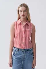 Camisa corta sin mangas con estampado a rayas rojas y blancas, bolsillo con bordado y detalles a contratono.