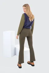 Pantalón jean acampanado color ladrillo, de tiro alto, con cierre lateral invisible, pretina ancha con costuras decorativas y un único pasacinto en la parte posterior con bordado a tono.