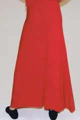Falda larga de punto color rojo, con diseño evasé y cintura elástica.
