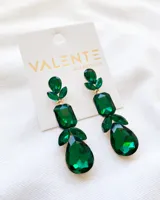 Aros colgantes con forma de lágrima, rectángulos y hojas, con engarce dorado y cristales facetados color verde esmeralda.