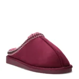 Pantuflas tipo zueco de mujer marca Lady Confort, modelo Toronto, en color bordó. Presentan un diseño de gamuza sintética con interior forrado en piel sintética al tono y detalle de costura decorativa en el borde superior.