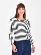 Remera de manga larga con diseño de rayas horizontales finas en blanco y negro, cuello redondo y corte ajustado.