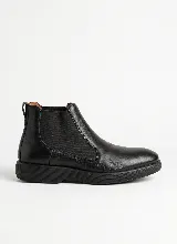 Bota tipo Chelsea de cuero negro con paneles laterales elásticos y suela de goma texturizada.