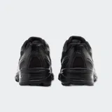 Championes New Balance modelo 740 color negro, confeccionados con malla transpirable y superposiciones sintéticas, con la característica "N" en los laterales y tecnología ABZORB en la suela.