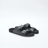 Sandalias negras de doble tira con hebillas metálicas ajustables y suela anatómica.