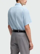 Camisa de manga corta Boss con corte regular fit, cuello clásico y cierre frontal de botones.