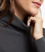 Suéter de punto color borgoña, con cuello alto estructurado y mangas largas.