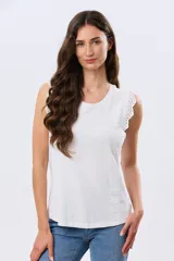 Musculosa de algodón color azul con detalles de broderie calado en los hombros, de cuello redondo y corte clásico.