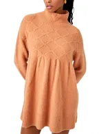 Vestido corto de chenilla color durazno, con cuello alto y mangas largas.