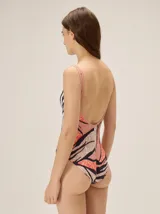 Malla enteriza de escote cuadrado, espalda redondeada y copas blandas, con estampado estilo animal print en tonos turquesa, azul y amarillo.