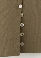 Chaleco de punto fino color verde militar, con cuello redondo, manga corta y cierre frontal completo con botones nacarados.