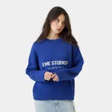 Sweater de punto azul Klein, con cuello redondo y diseño de corte cuadrado y ligeramente corto. Cuenta con el logotipo de la marca tejido en jacquard en el frente.