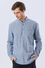Camisa de lino y algodón color blanco, con cuello mao, manga larga y medio cierre frontal con botones.