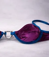 Top de bikini con aro y estribo metálico en el centro, de color negro con detalles marrón oscuro.