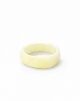 Set de tres brazaletes anchos y rígidos de resina, con acabado brillante. Los colores son ámbar translúcido, blanco hueso opaco y marrón oscuro translúcido.