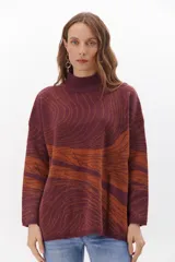 Sweater de cuello alto color granate con diseño abstracto en tonos naranja.