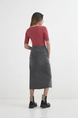 Falda midi de jean celeste con abertura frontal y terminación desflecada.