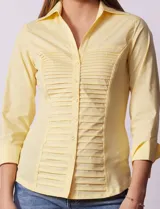 Camisa color salmón de algodón con cuello con solapa, abertura central con botones, delantera tableada y laterales elastizados. Marca Zac & Rachel.