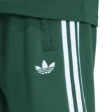 Short Adidas de hombre, color verde oscuro, con logo de Adidas en la pierna izquierda.