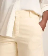 Bermuda Marfinno de cintura alta confeccionada en sarga de algodón con elastano. Presenta trabillas, bolsillos funcionales y diseño con dobladillo en las piernas.
