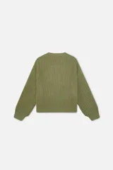 Jersey oversized de punto en color verde caqui, con cuello redondo, mangas largas y puños ajustados. Presenta el logotipo de la marca bordado en el pecho en color blanco.