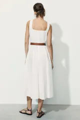 Vestido midi de color blanco con escote cuadrado y tirantes finos. Presenta un diseño acampanado con pliegues y un cinturón de cuero sintético en color tostado con hebilla metálica dorada.