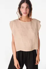 Blusa de lino italiano color beige, con escote redondo amplio, manga corta y corte recto estilo boxy.