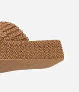 Sandalia tipo flatform con suela de plataforma plana y tira ancha superior, ambas con textura trenzada. Diseño sin cierre con puntera redonda.