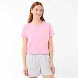 Conjunto de pijama para mujer compuesto por una remera rosada de manga corta con cuello redondo y estampa pequeña en el pecho, y un short liviano con estampa de rayas y pequeños motivos de limones sobre fondo blanco y lila.