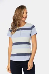 Remera de manga corta con rayas horizontales en tonos celeste, azul y gris. Presenta cuello redondo con abertura de botones.