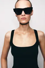 Musculosa de algodón fit entallado con escote redondo y diseño liso.
