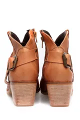 Botín texano de cuero color marrón claro, con hebillas y estribo decorativo.