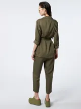 Blazer sastrero color verde militar con solapa y lazo en la cintura para ajustar.