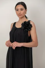 Vestido midi verde oscuro de gasa, sin mangas, con escote redondo y detalle de fruncido en el frente.