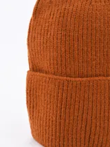 Gorro tipo beanie de punto acanalado en color marrón, con diseño de doblez en el borde.