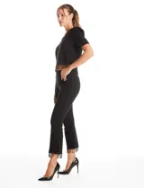 Blusa negra de corte corto con escote en V, mangas cortas con sutil efecto abullonado en los hombros y ruedo decorado con flecos de cuentas negras.